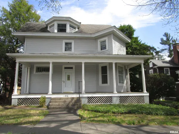 $199,900 | 316 Woodland Place, Jacksonville, IL 62650