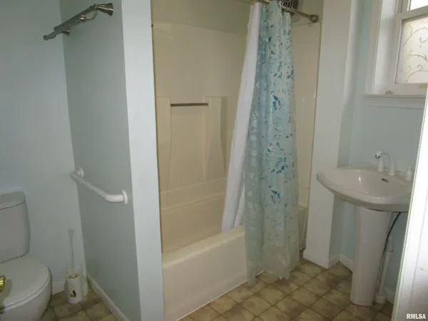 $199,900 | 316 Woodland Place, Jacksonville, IL 62650