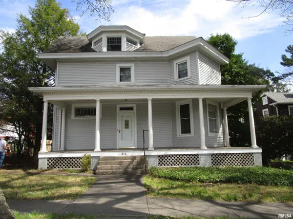 $199,900 | 316 Woodland Place, Jacksonville, IL 62650
