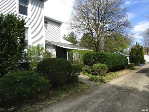 $199,900 | 316 Woodland Place, Jacksonville, IL 62650