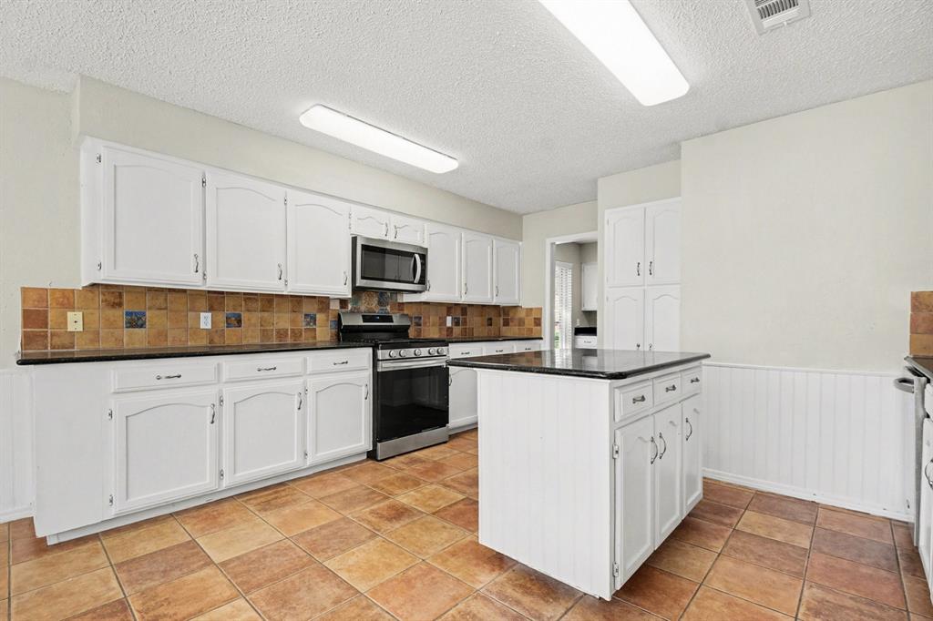 2109 Oakmeadow Street Bedford, TX 76021 - Photo 15 of 31