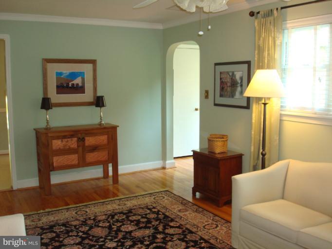 8120 Fort Hunt Road Alexandria, VA 22308 - Photo 4 of 29 Living Room