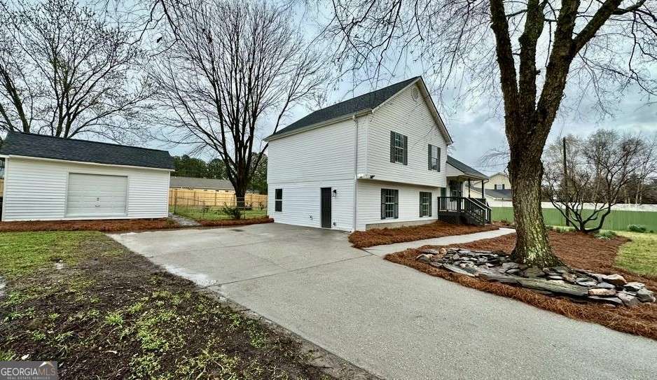 2095 4 Notch Road Carrollton, GA 30116 - Photo 3 of 53 a front view of a house with a yard