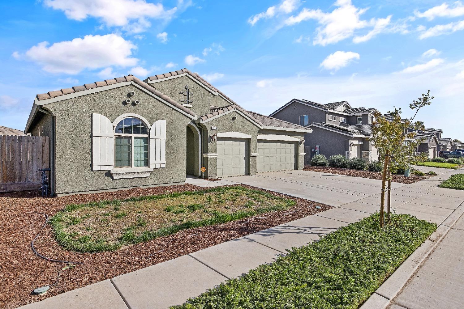 1210 Ridge Creek Estates Way Dinuba, CA 93618 - Photo 2 of 50 front view of a house with a street