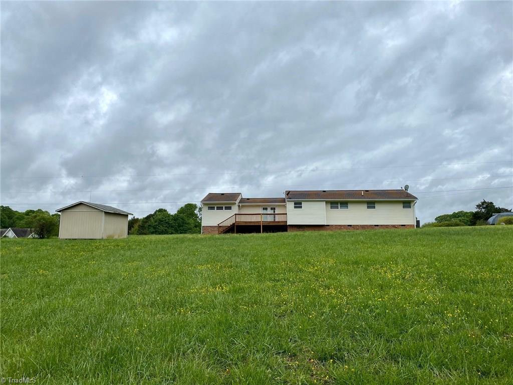 Nice back yard with plenty of room!