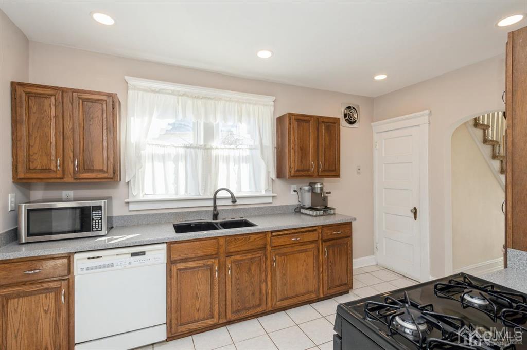 33 Meadow Road Edison, NJ 08817 - Photo 7 of 39