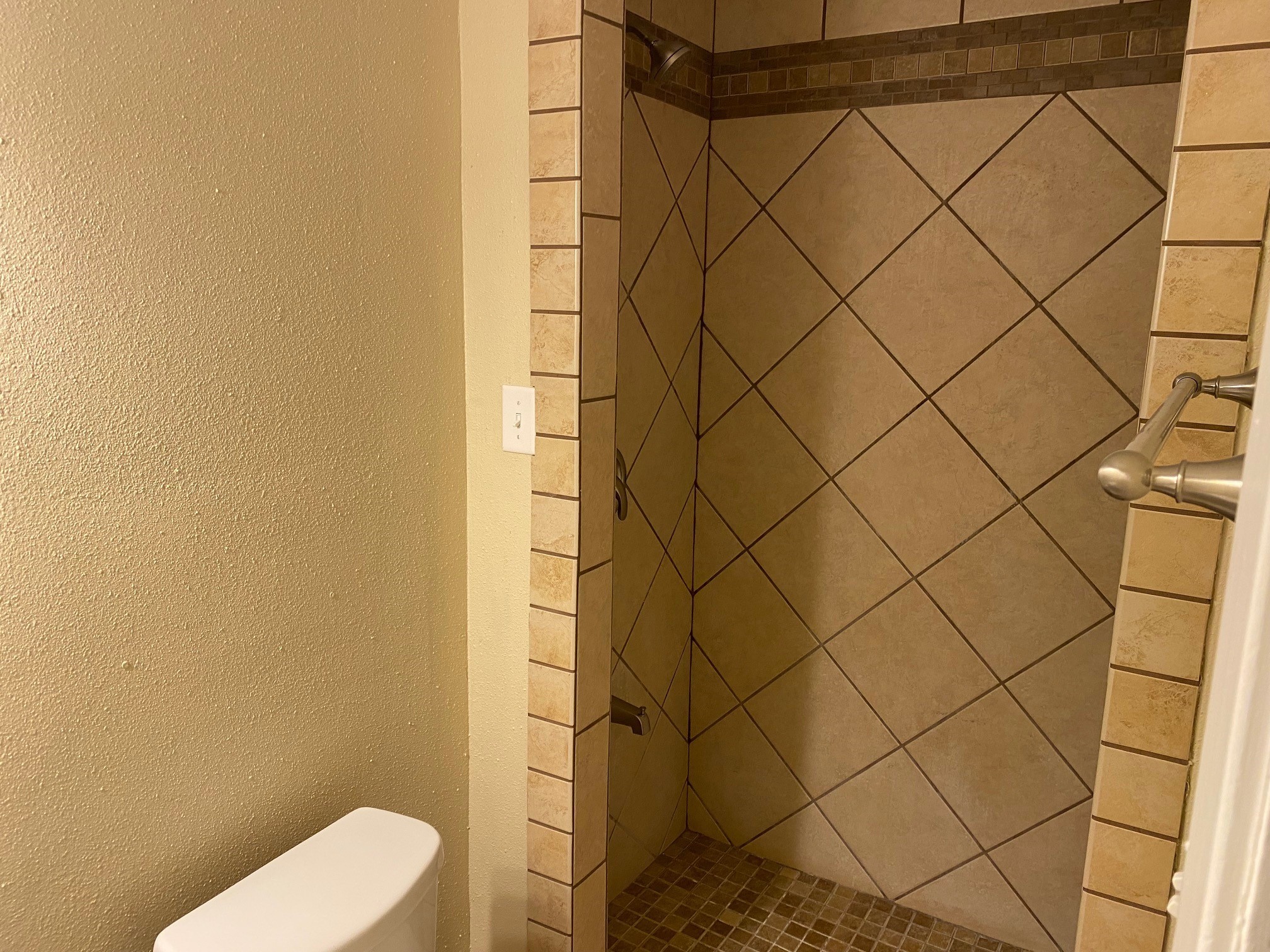 112 County Road 921 Angleton, TX 77515 - Photo 8 of 13 a bathroom with a sink and a toilet