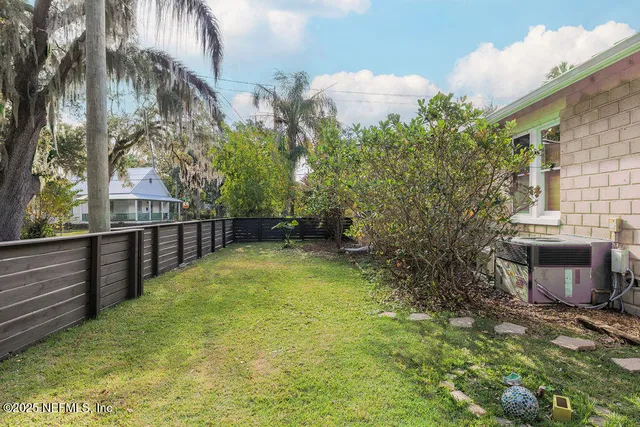 a view of a backyard