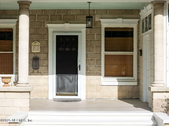 a black and white photo of a living room
