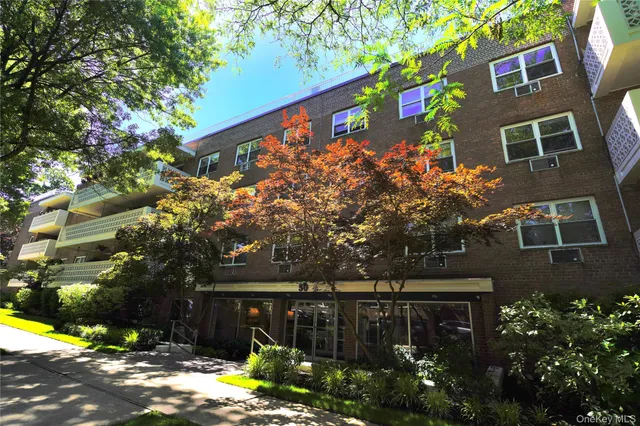 $559,000 | 50 Hill Park Avenue, Unit 2F, Great Neck, NY 11021
