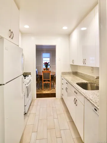 $559,000 | 50 Hill Park Avenue, Unit 2F, Great Neck, NY 11021