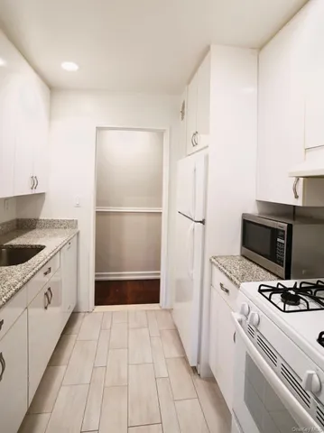 $559,000 | 50 Hill Park Avenue, Unit 2F, Great Neck, NY 11021