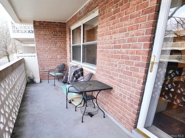 $559,000 | 50 Hill Park Avenue, Unit 2F, Great Neck, NY 11021