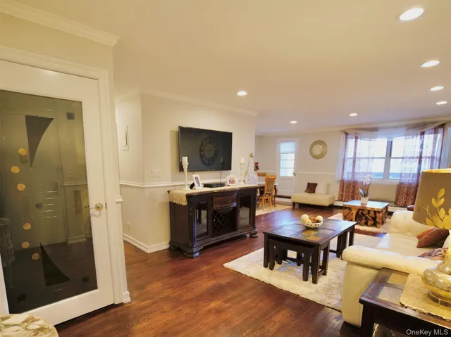 $559,000 | 50 Hill Park Avenue, Unit 2F, Great Neck, NY 11021