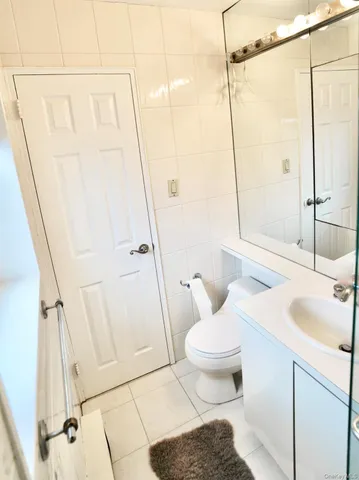 $559,000 | 50 Hill Park Avenue, Unit 2F, Great Neck, NY 11021