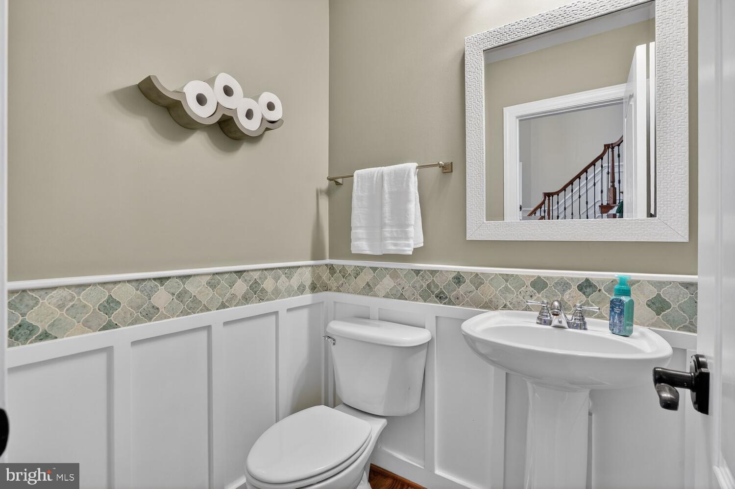 43024 La Riva Drive Ashburn, VA 20148 - Photo 28 of 63 a bathroom with a toilet sink and mirror