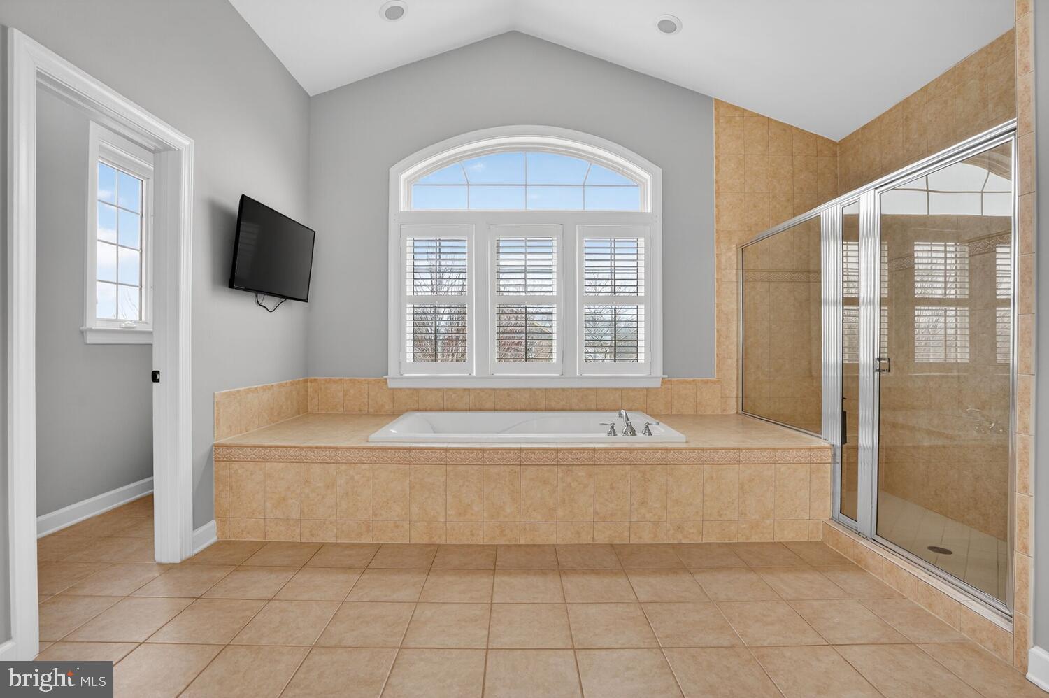 43024 La Riva Drive Ashburn, VA 20148 - Photo 38 of 63 a spacious bathroom with a bathtub and a shower