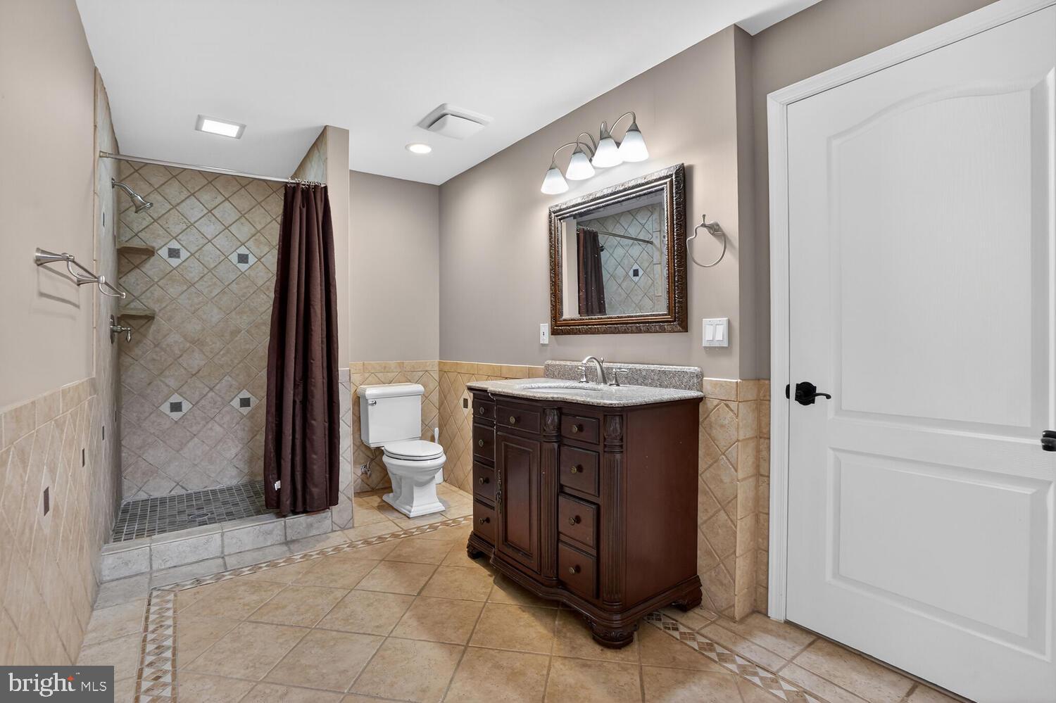 43024 La Riva Drive Ashburn, VA 20148 - Photo 52 of 63 a bathroom with a sink vanity and a mirror