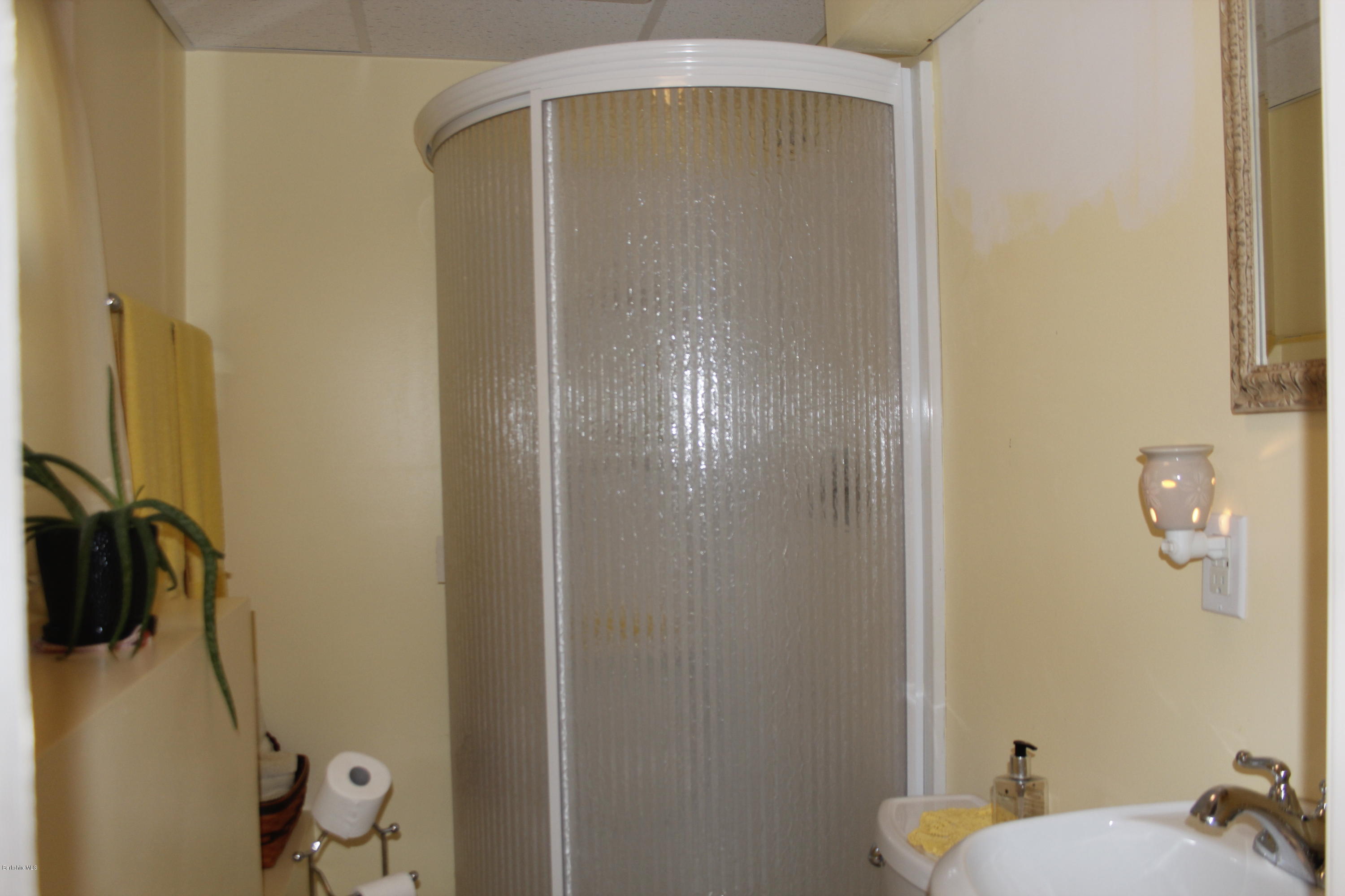 274 Barker Road Pittsfield, MA 01201 - Photo 13 of 20 Full Bath Down
