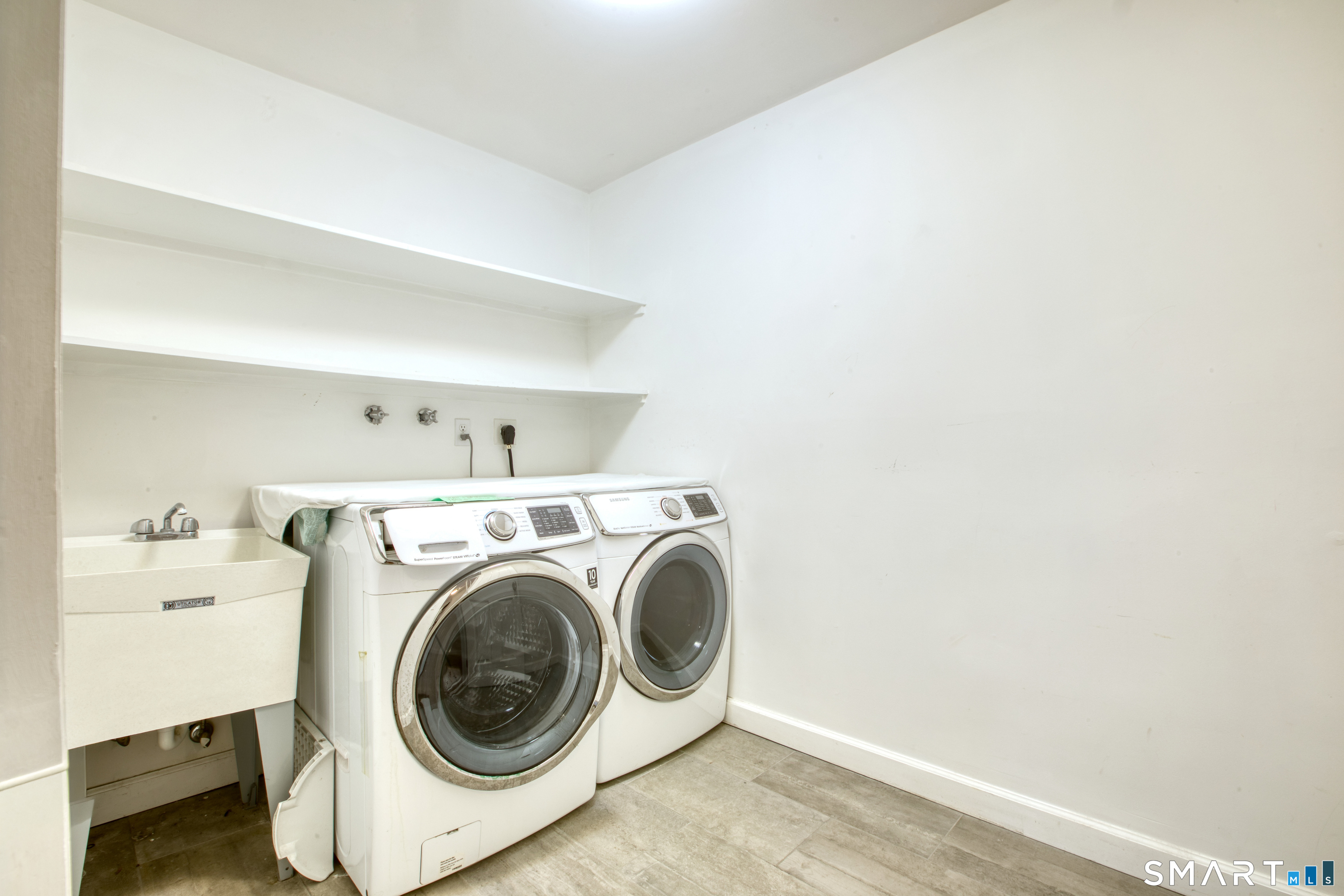 9 Georgetowne North Greenwich, CT 06831 - Photo 30 of 35 a utility room with dryer and washer
