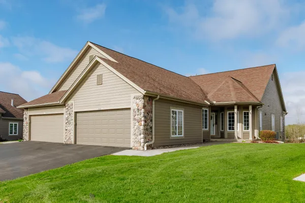 $469,900 | 2804 Glen Ivy Drive, West Bend, WI 53090