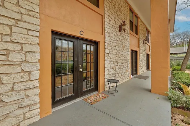 a view of entryway with a door