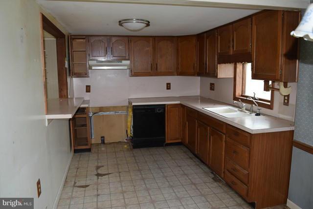 949 Herrs Ridge Road Gettysburg, PA 17325 - Photo 2 of 12 Kitchen