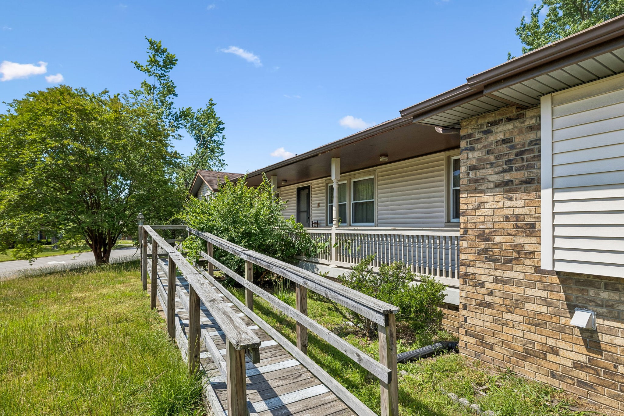 1246 Apache Lane Madison, TN 37115 - Photo 3 of 21 a balcony with table and chairs