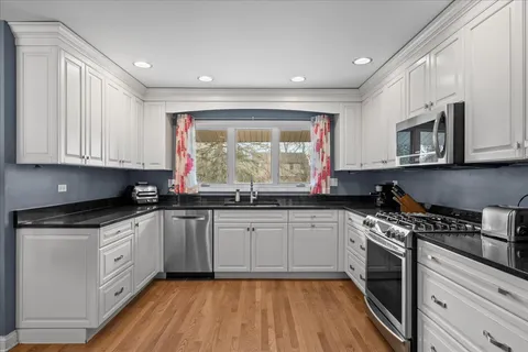 $690,000 | 719 Burchell Avenue, Highland Park, IL 60035