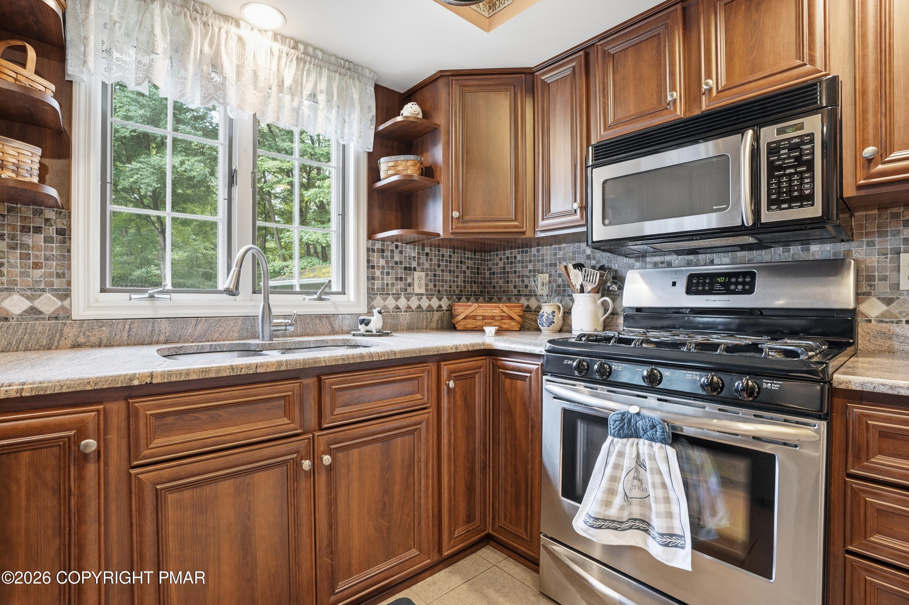 14 Minsi Road Delaware Water Gap, PA 18327 - Photo 10 of 75 4 Kitchen (4)