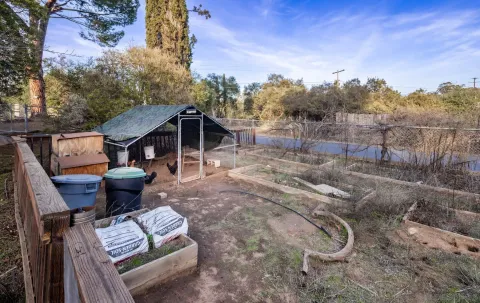 a view of a house with backyard