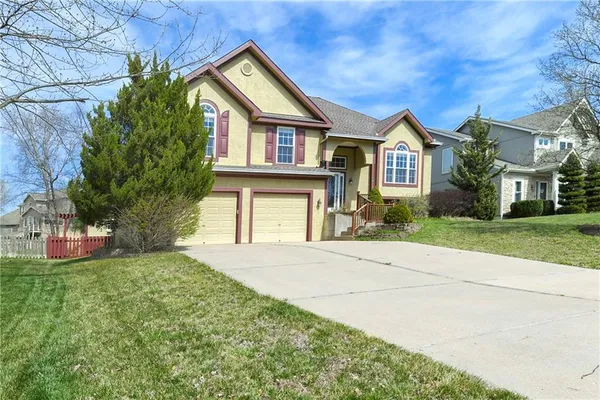 $420,000 | 712 Rock Creek Drive, Lansing, KS 66043