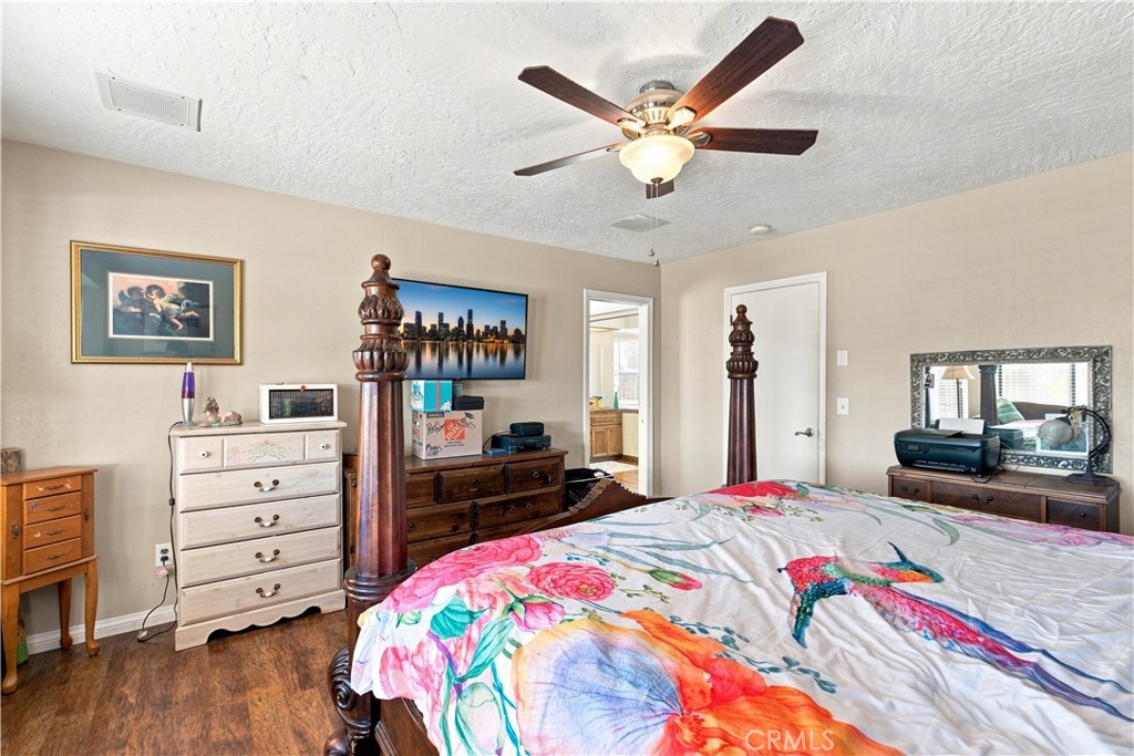 14367 Flathead Road Apple Valley, CA 92307 - Photo 18 of 51 Master bedroom