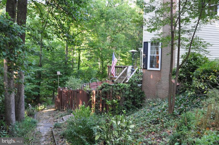 5708 Kirkham Court Springfield, VA 22151 - Photo 17 of 28 Side Yard