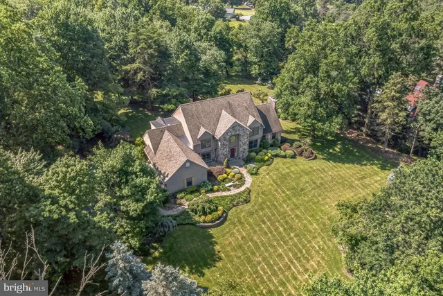a view of yard with green space
