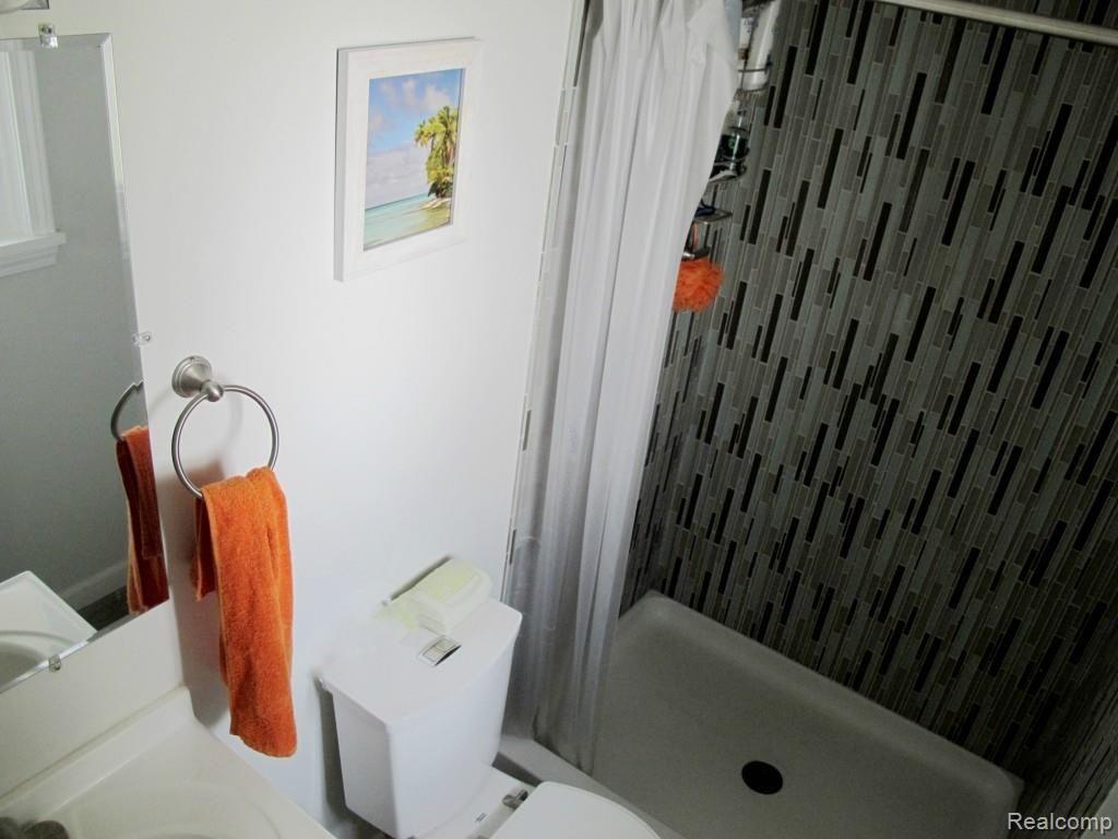 45704 Drexel Road Canton, MI 48187 - Photo 21 of 25 Drexel Bathoom B 3.jpg