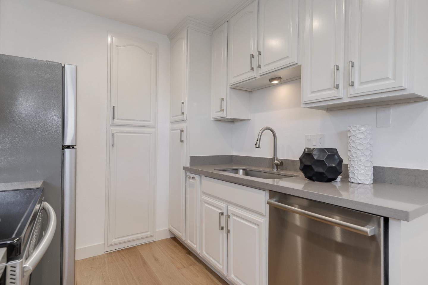 2528 West Middlefield Road Mountain View, CA 94043 - Photo 6 of 15 Gallery Image 6