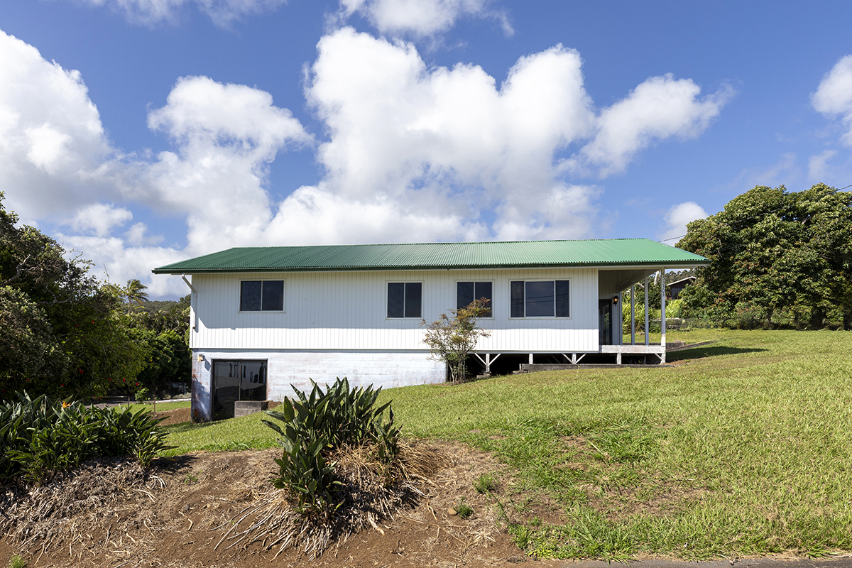 45-3303 Milo Street Honokaa, HI 96727 - Photo 24 of 28 a front view of a house with a garden