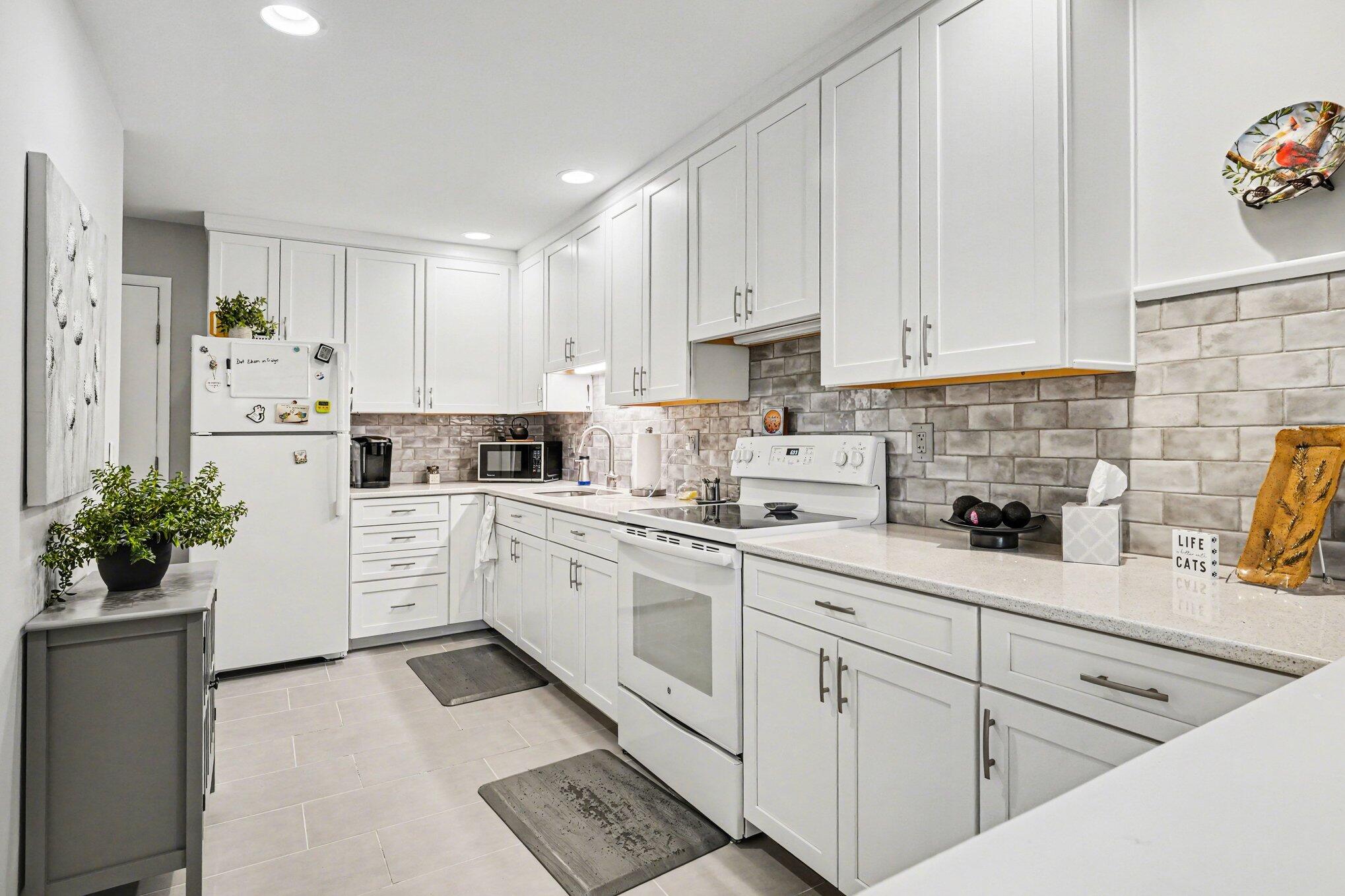 1859 Allenway Court Rochester Hills, MI 48309 - Photo 9 of 25 007_file_5781