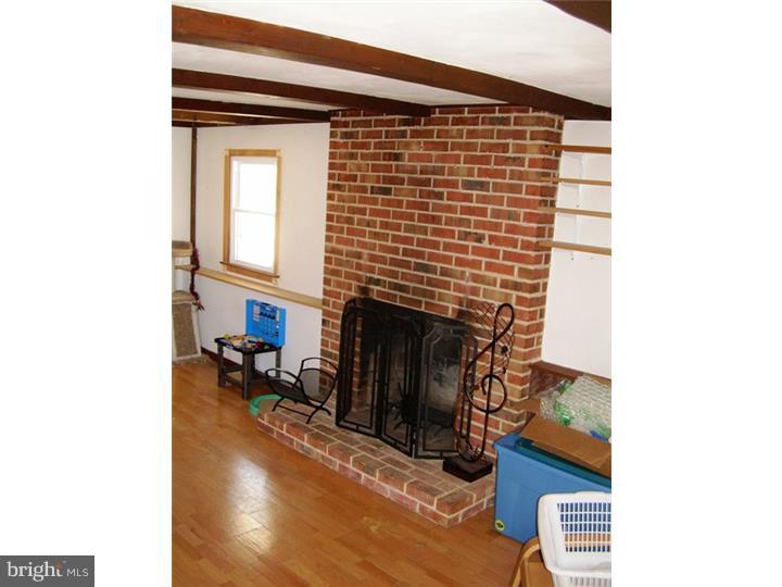 204 Morrison Road New Castle, DE 19720 - Photo 4 of 5 Living Room