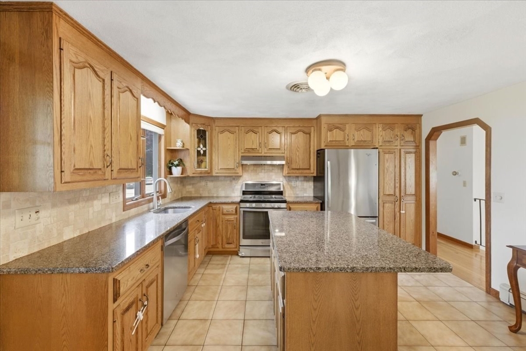 27 Feeney Road Norwood, MA 02062 - Photo 8 of 32