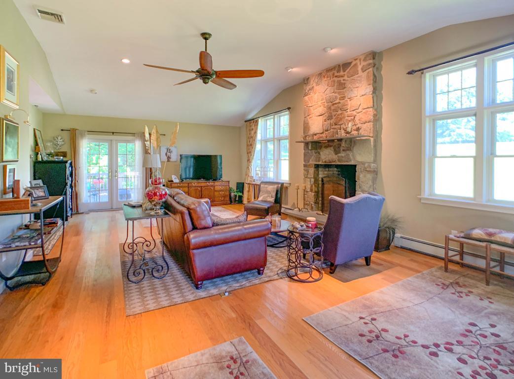 2670 Meetinghouse Road Jamison, PA 18929 - Photo 19 of 42 Living room