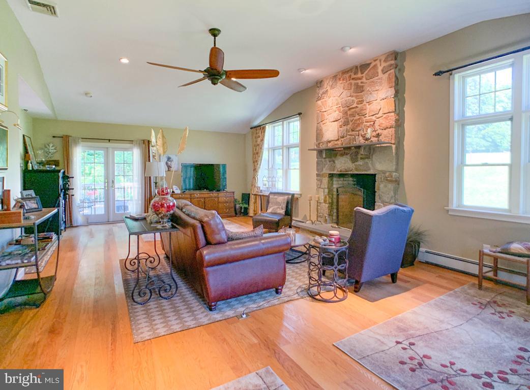 2670 Meetinghouse Road Jamison, PA 18929 - Photo 21 of 42 Living room