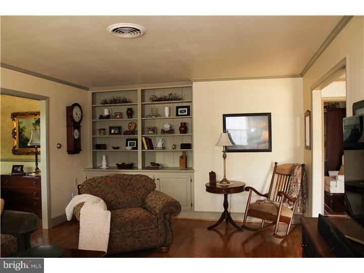 129 Oberlin Avenue Sinking Spring, PA 19608 - Photo 6 of 23 Living Room