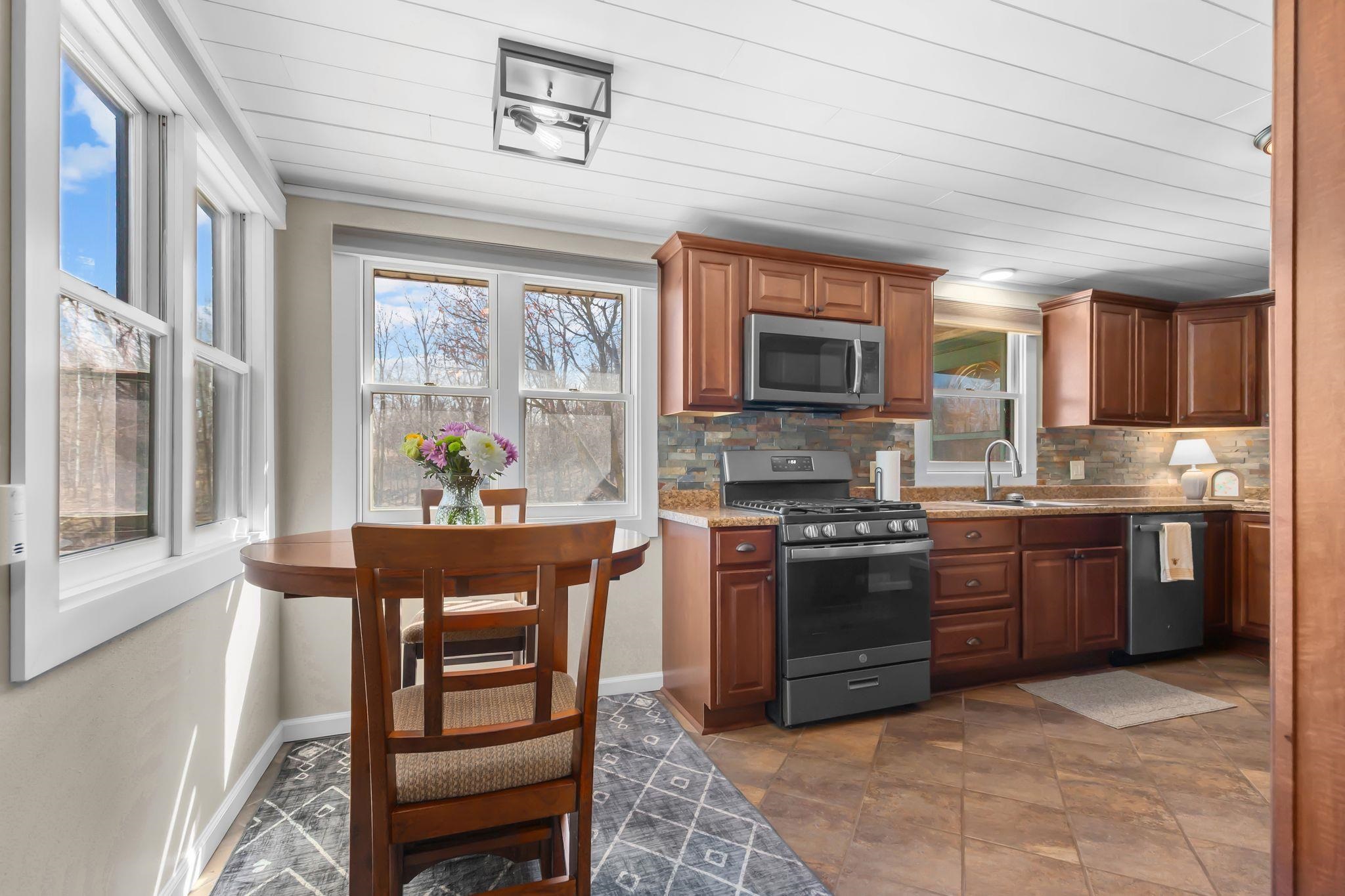 406 Elm Street Combined Locks, WI 54113 - Photo 5 of 29