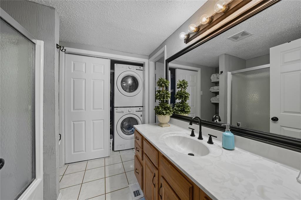 517 Shoreline Drive Tool, TX 75143 - Photo 11 of 28 a bathroom with a sink vanity mirror and toilet
