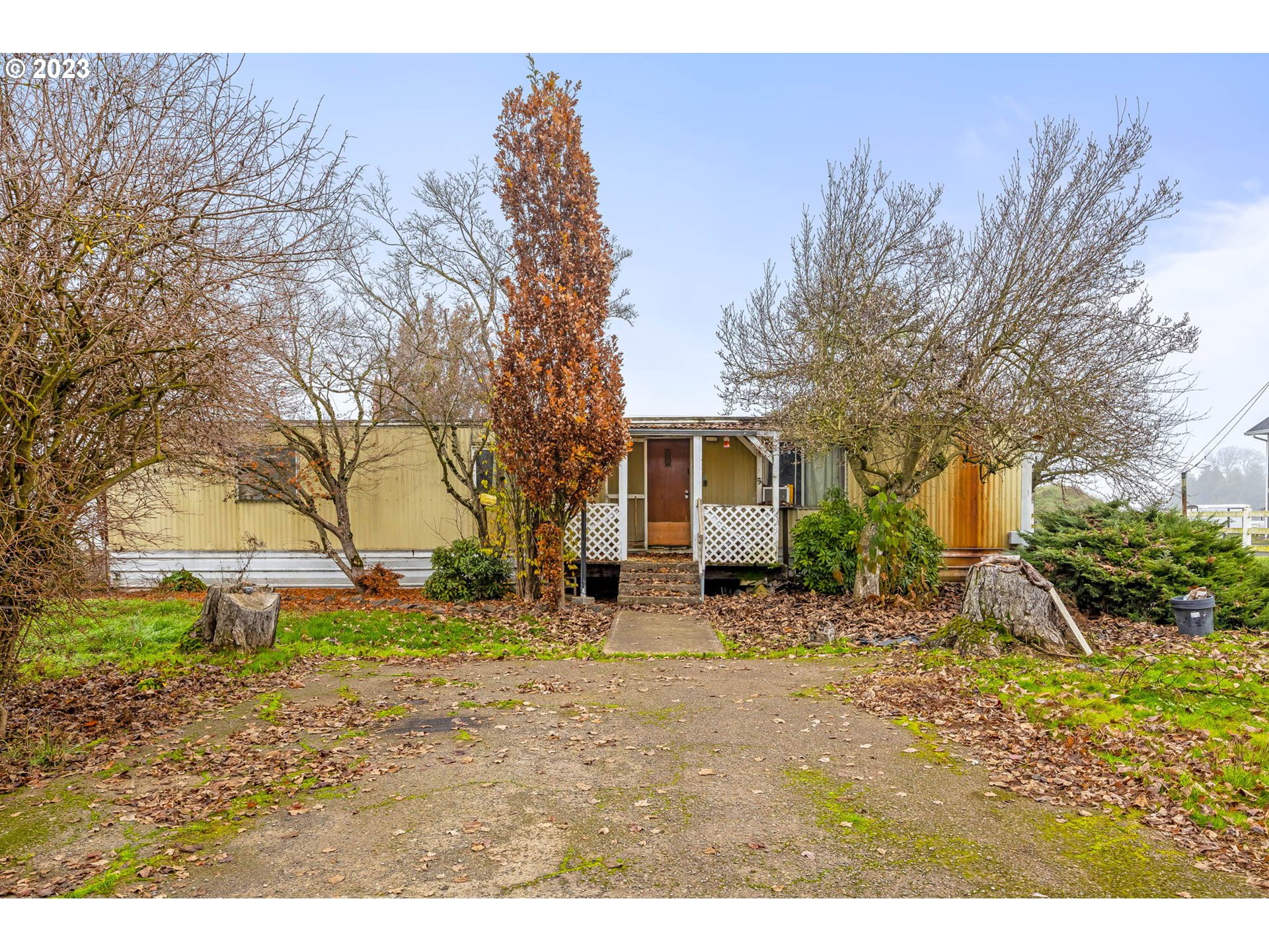 91467 Stallings Lane Eugene, OR 97408 - Photo 12 of 24 a backyard of a house with garden and outdoor seating