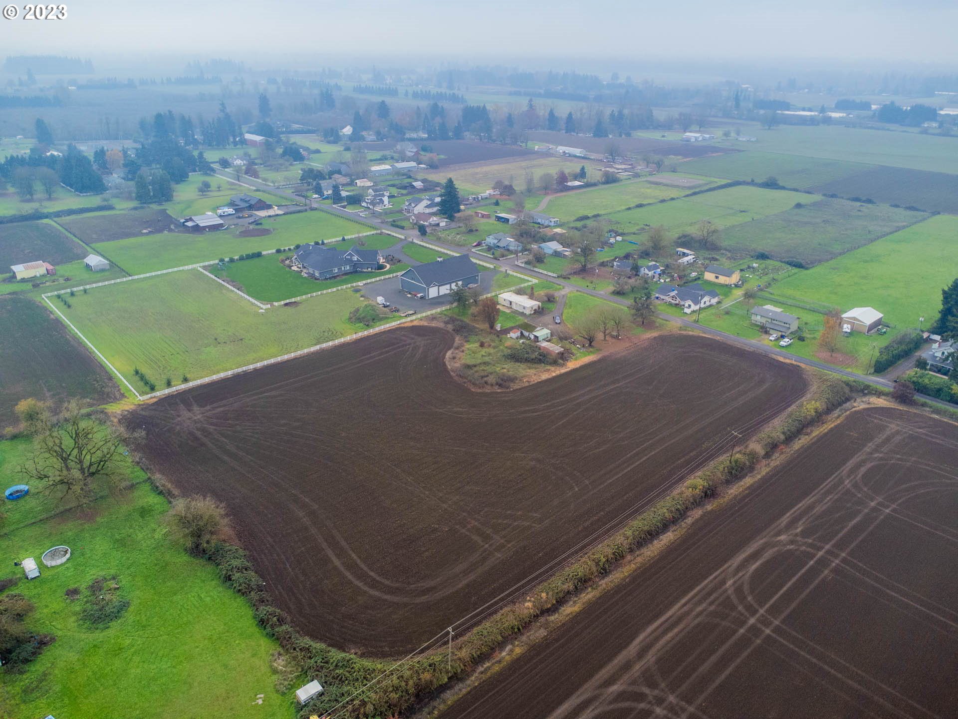 91467 Stallings Lane Eugene, OR 97408 - Photo 7 of 24 a view of a tennis ground with large trees