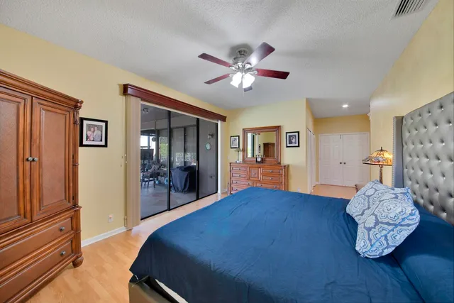 a view of a livingroom with a workspace