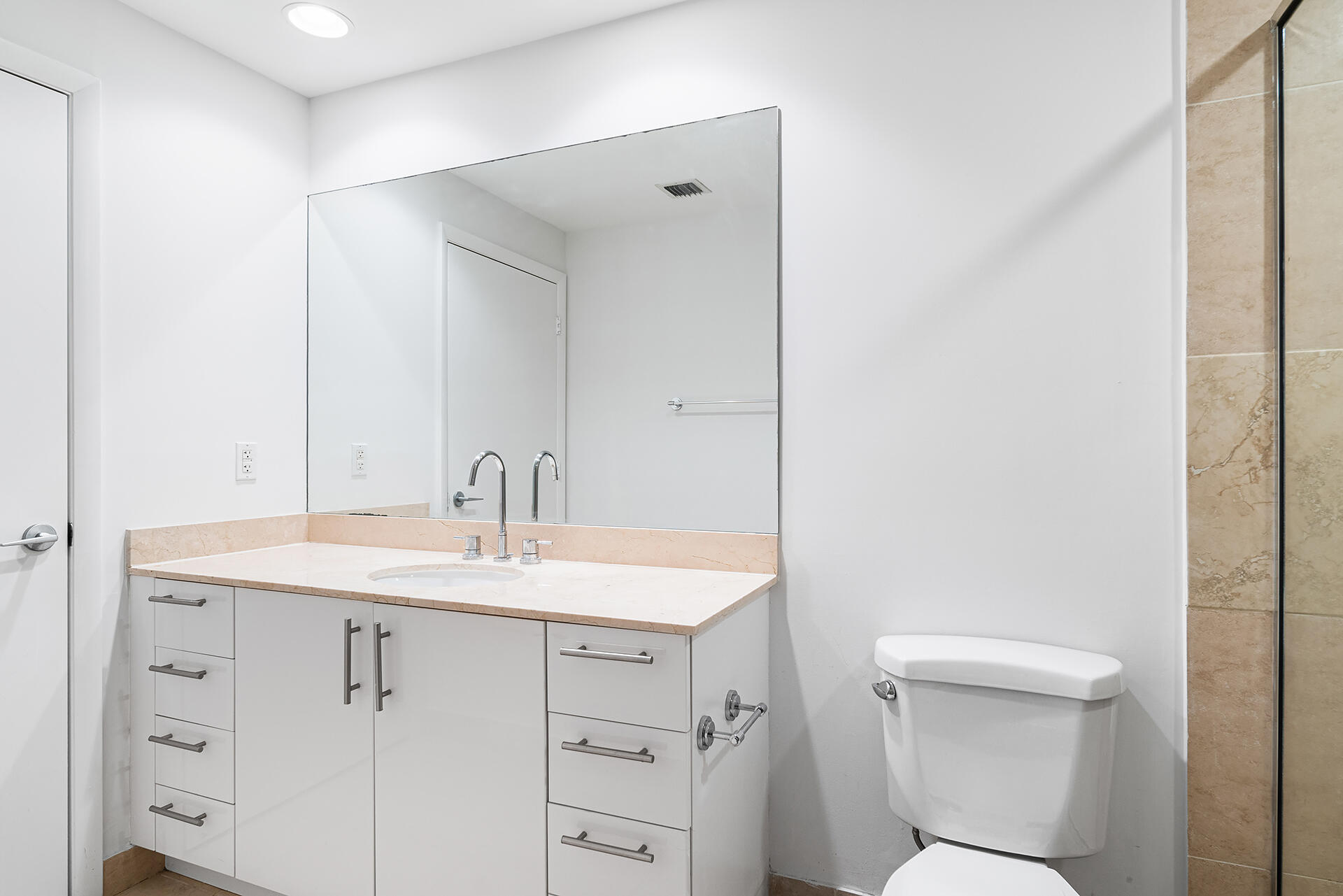 550 Okeechobee Boulevard, Unit 428 West Palm Beach, FL 33401 - Photo 20 of 29 a bathroom with a toilet a sink and a mirror